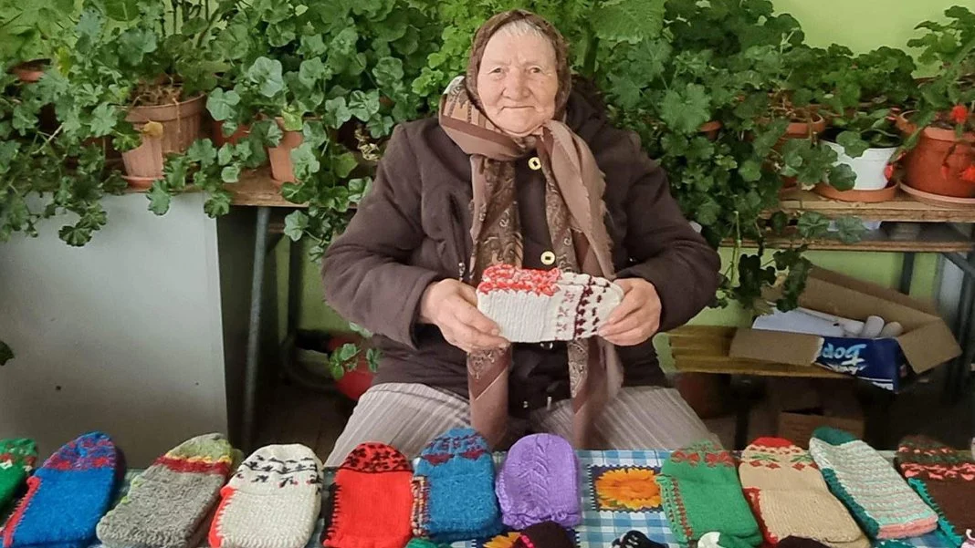 Bulgaristanlı kadınlardan duygulandıran yardım: 2500 çorap örüp depremzedelere gönderdiler