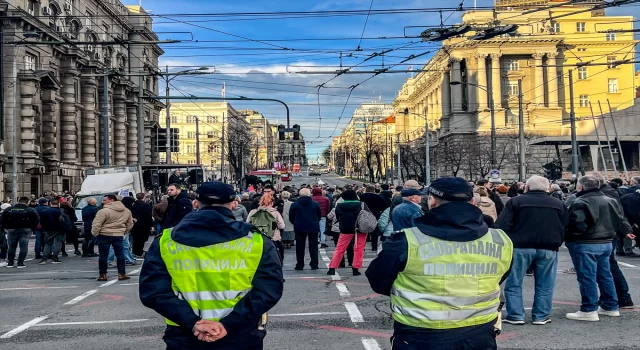 Sırbistan’da görevden alınan savcılara destek gösterisi düzenlendi