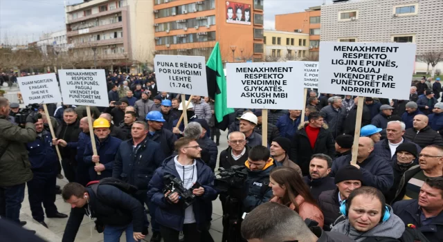 Kosova’da enerji kurumu çalışanları maaş artışı talebiyle gösteri düzenlendi