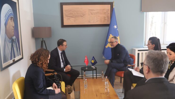 Kosova Sağlık Bakanı Vitia, Türkiye Büyükelçisi Angılı ile görüştü