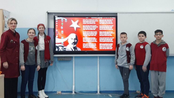Priştine’de Türk öğrenciler, İstiklal Marşı’nın kabulü vesilesiyle program düzenledi