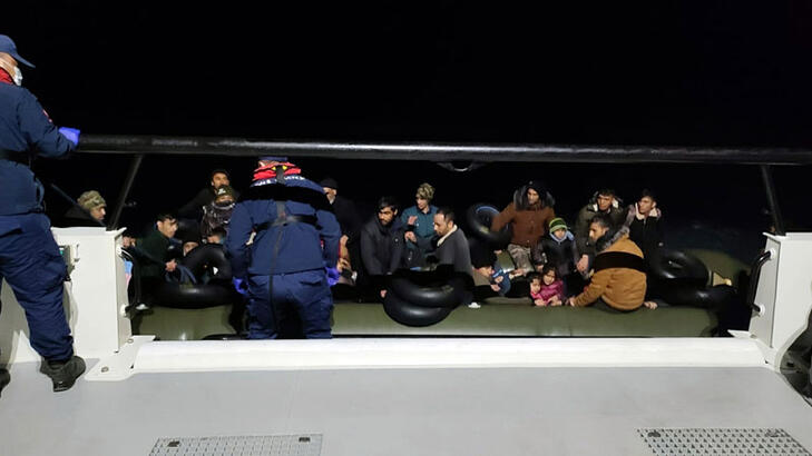 Yunanistan’ın geri ittiği 56 kaçak göçmen kurtarıldı