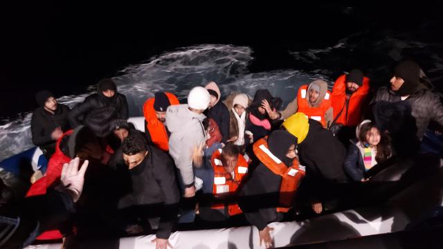 Yunanistan’ın ölüme terk ettiği 80 düzensiz göçmen kurtarıldı