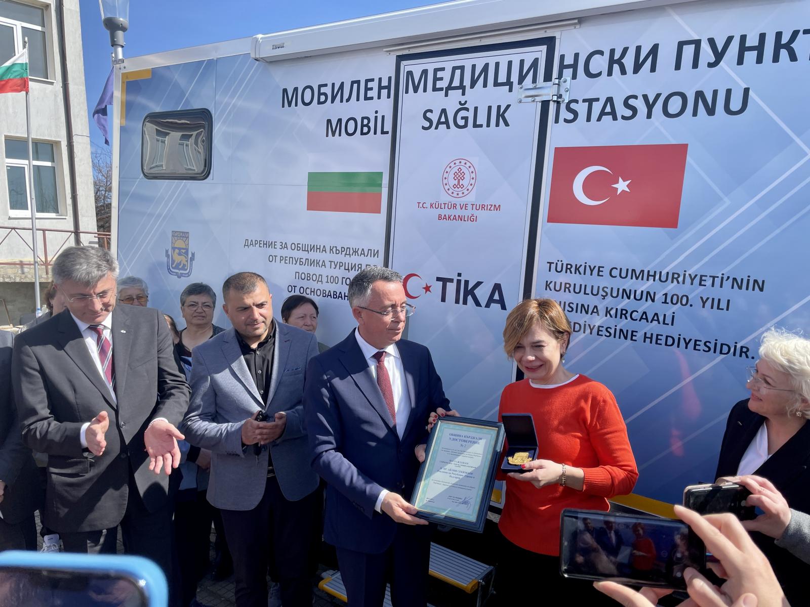 Türkiye’nin Sofya Büyükelçisi Aylin Sekizkök, Kırcaali Belediyesi’ne mobil sağlık aracı teslim etti