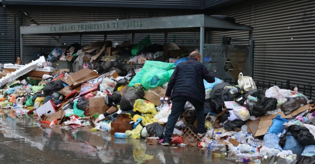 Priştine sokakları çöp yığınlarıyla doldu