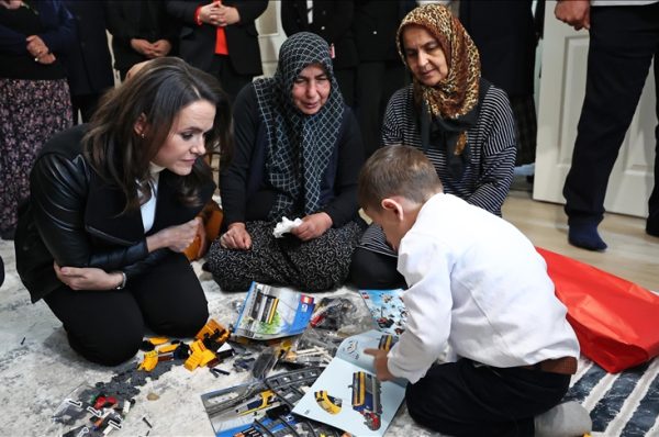 Macaristan Cumhurbaşkanı Novak, Adana’da 5 yaşındaki depremzede çocuğu ziyaret etti