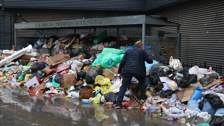Kosova’da temizlik işçilerinin grevi nedeniyle sokaklar çöp yığınlarıyla doldu