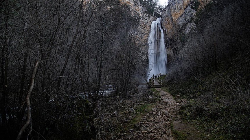 Bosna Hersek’te doğal güzelliğiyle turistleri hayran bırakan şelale: Blihe