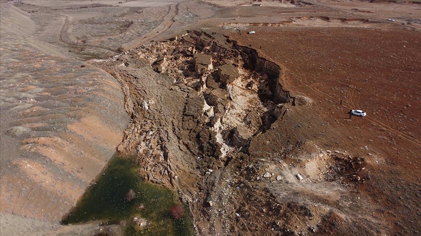 Kahramanmaraş’ta depremde oluşan devasa yarık havadan görüntülendi