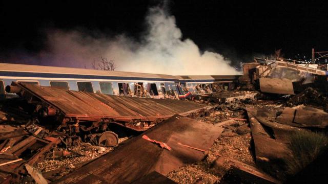 Yunanistan’da iki tren çarpıştı: En az 32 ölü