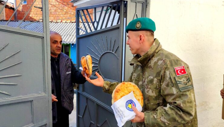 Türk askeri Kosovalılara ramazan pidesi dağıttı