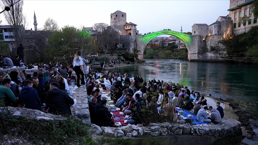 Tarihi Mostar Köprüsü’nün yakınında 1300 kişilik iftar düzenlendi
