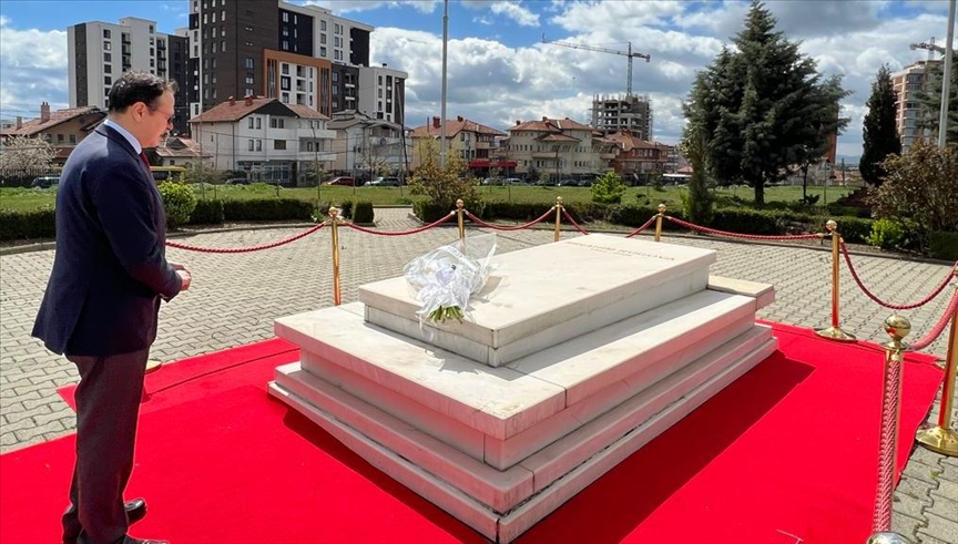Türkiye’nin Priştine Büyükelçisi Angılı, Kosova’nın ilk Cumhurbaşkanı Rugova’nın kabrini ziyaret etti