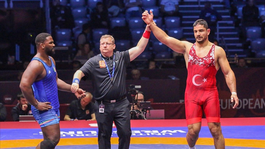 Hırvatistan’da düzenlenen Avrupa Güreş Şampiyonası’nda Türk güreşçi Taha Akgül şampiyonu oldu