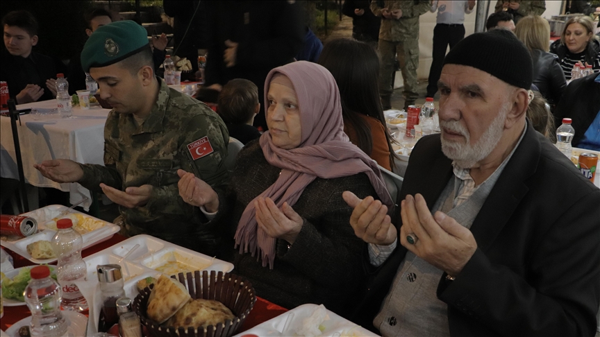 Türk askeri Kosova’da iftar programı düzenledi