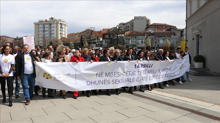 Kosova Savaşı’nda cinsel taciz ve tecavüze uğrayan kadınlar için Priştine’de destek yürüyüşü