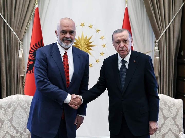 Arnavutluk Başbakanı Edi Rama, Cumhurbaşkanı Erdoğan’ı zaferden dolayı tebrik etti
