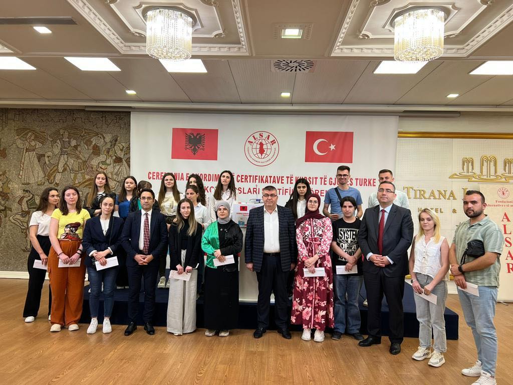 Arnavutluk’ta Türkçe kurslarına katılan öğrenciler sertifikalarını aldı