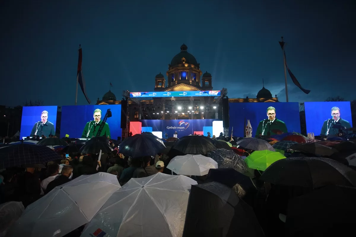 Sırbistan’da Cumhurbaşkanı Vucic’e destek mitingine binlerce kişi katıldı