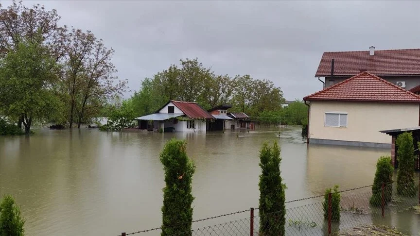 Bosna Hersek’te meydana gelen selde yüzlerce ev ve iş yerini su bastı