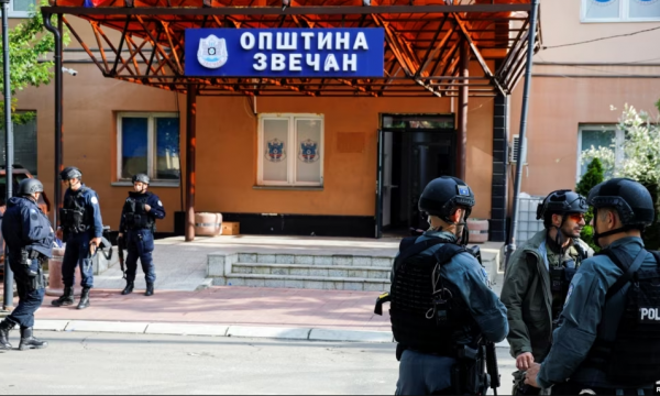Kosova polisi kuzeydeki belediye binalarını koruyor
