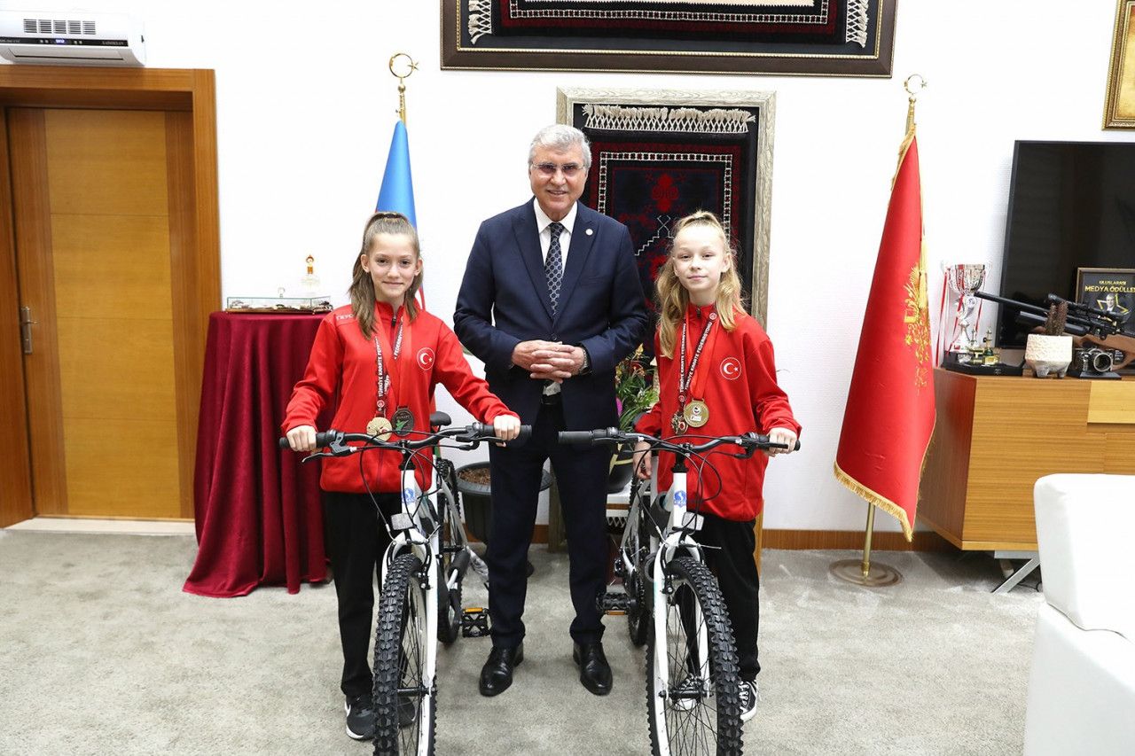 Balkan Şampiyonası’nda derece elde eden sporculara bisiklet hediye edildi