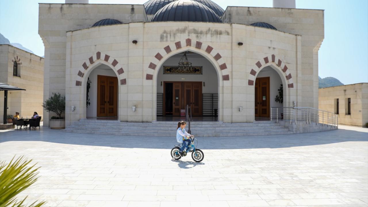 TİKA’nın Karadağ’daki Selimiye Camisi ve İslam Kültür Merkezi hizmet vermeye devam ediyor