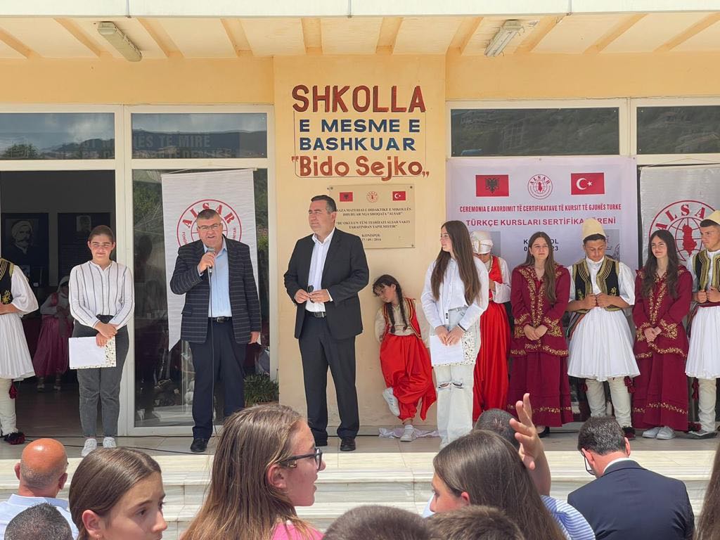 Arnavutluk’un güneyinde Türkçe kurslarına katılan öğrenciler için sertifika töreni düzenlendi