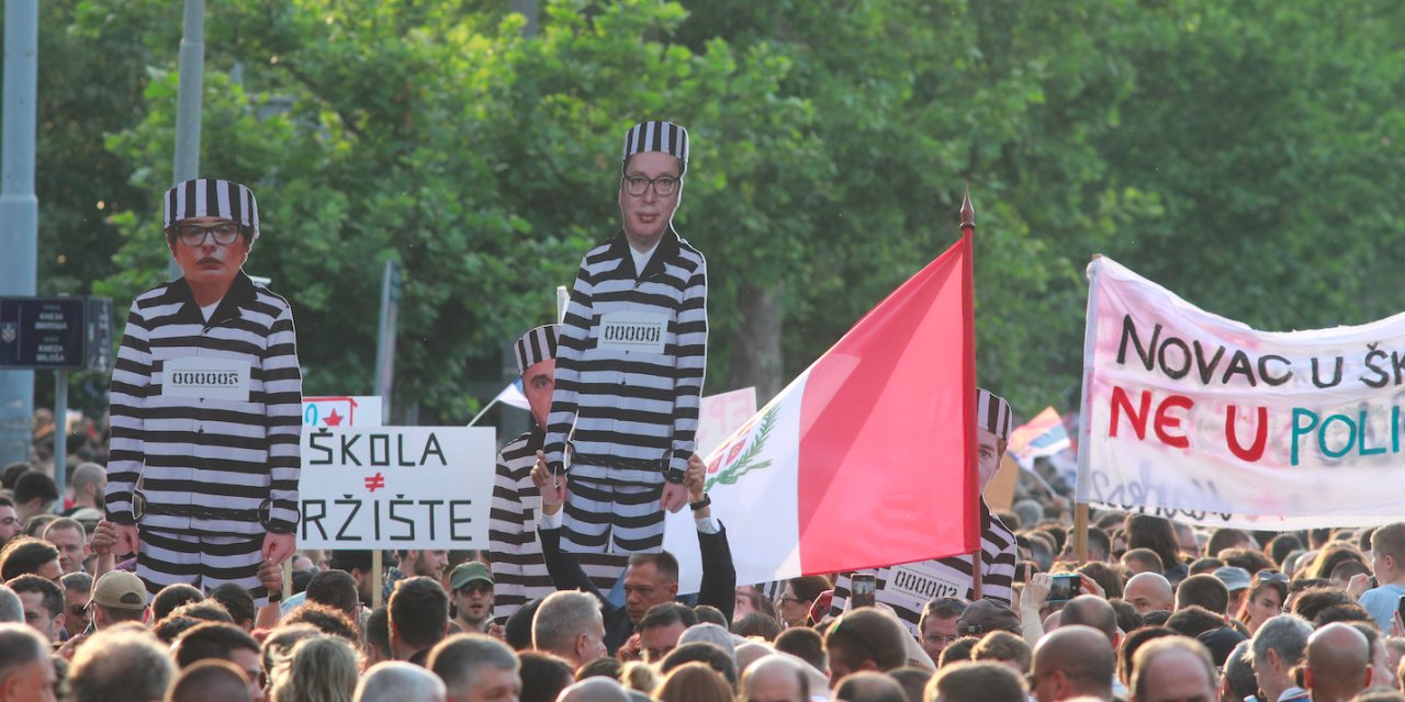 Sırbistan’da şiddete karşı halk sokakta