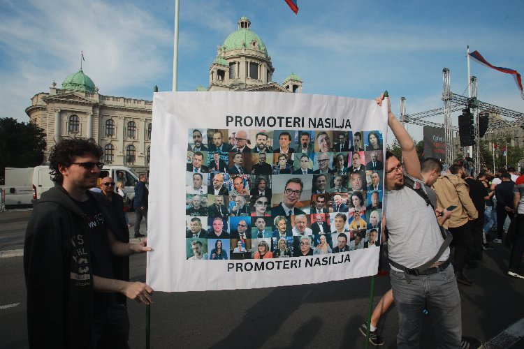 Sırbistan’da “şiddete karşı” sloganıyla yapılan gösterilerin yenisi düzenlendi