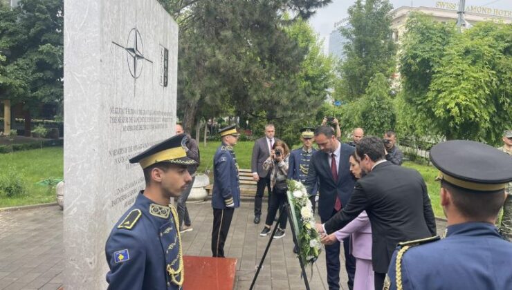 Devlet erkanı, Kosova’da ölen NATO askerlerinin anıtına çelenk koydu