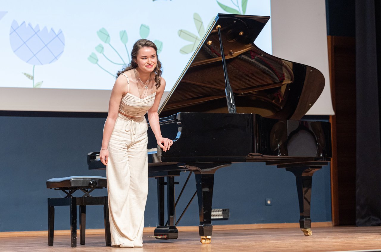 Yaşar Üniversitesi öğrencisi Nehir Özzengin, Sırbistan’da düzenlenen Mozart Piyano Yarışması’nda birinci oldu