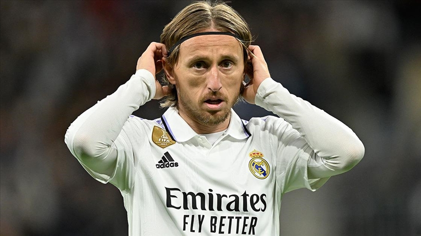 Real Madrid, 37 yaşındaki Hırvat futbolcu Modric’in sözleşmesini bir yıl uzattı