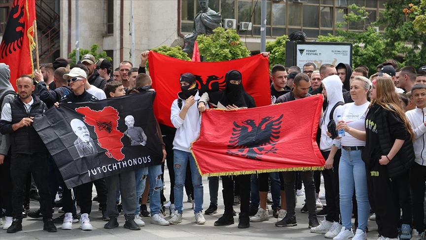 Kosova’nın kuzeyindeki Mitrovica’da Arnavutlar gösteri düzenledi