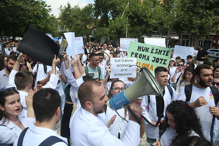 Arnavutluk’ta tıp öğrencileri hükümet karşıtı protesto düzenledi