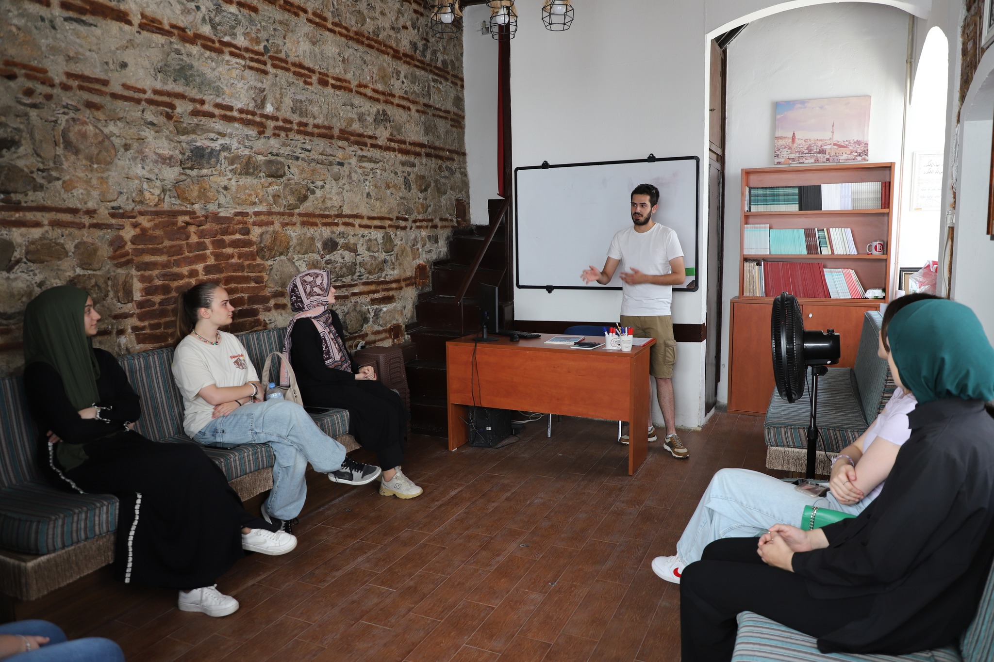 Genç sanatçı Özbek Ayvaz, Üsküplü gençlerle bir araya geldi