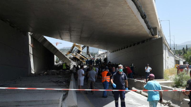 Yunanistan’da onarım çalışması yapılan köprü kısmen çöktü