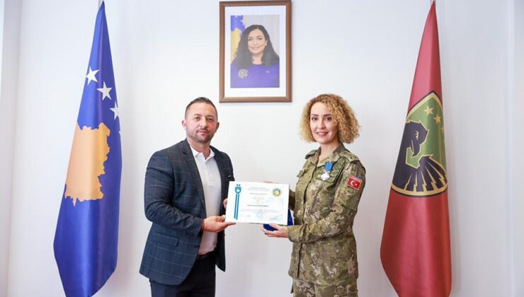 Kosova’da görevi tamamlanan Albay Çamur’a Bakan Mehaj’dan madalya