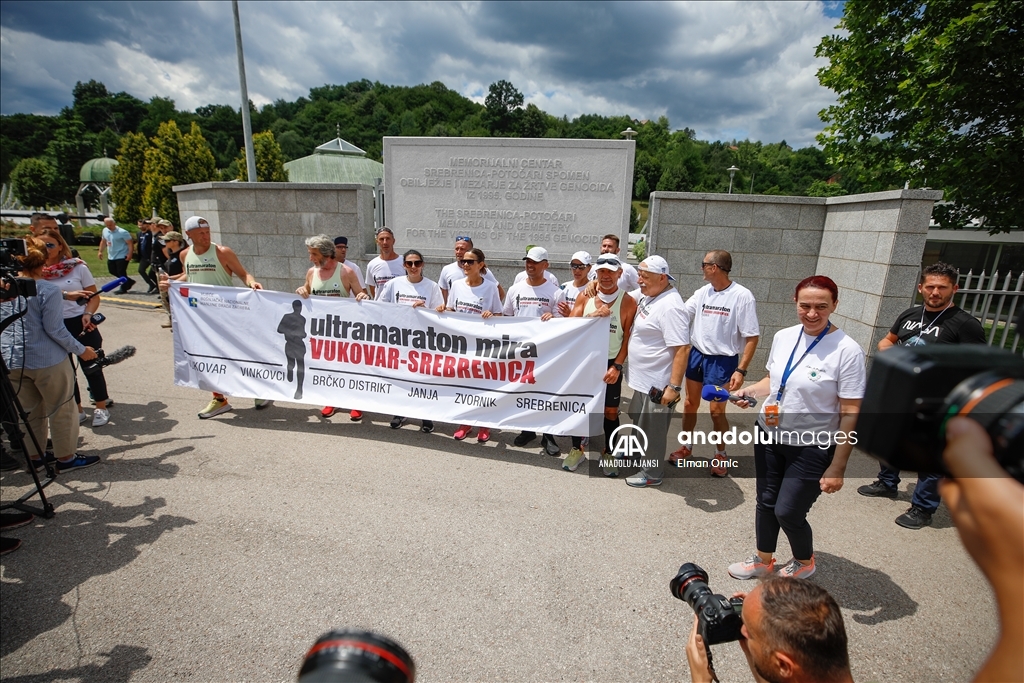 Vukovar-Srebrenitsa Maratonu katılımcıları Potoçari Anıt Mezarlığı’na ulaştı