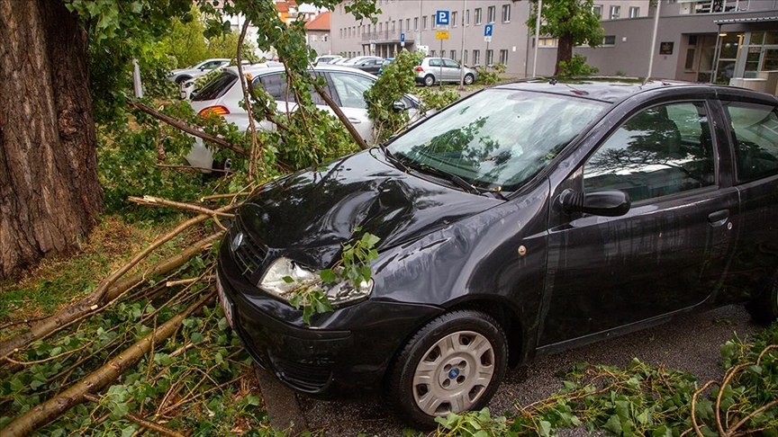 Hırvatistan’da şiddetli rüzgar ve yağmurda devrilen ağaçlar nedeniyle 2 kişi yaşamını yitirdi