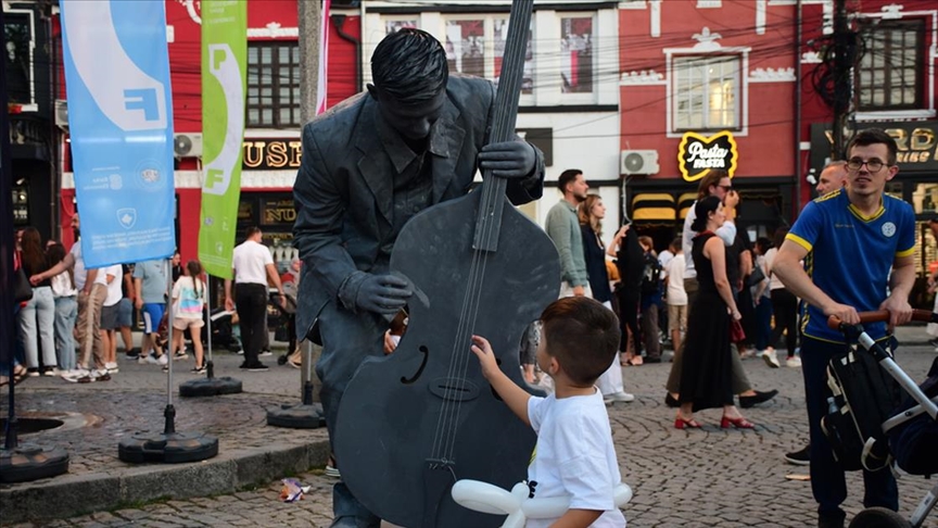 Kuzey Makedonyalı sanatçıların Kosova’daki canlı heykel performansı beğeni topladı