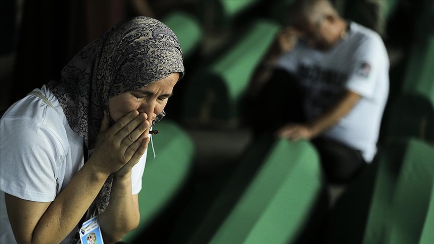 Srebrenitsa soykırımı kurbanlarının tabutları defnedilecekleri Potoçari Anıt Mezarlığı’na taşındı