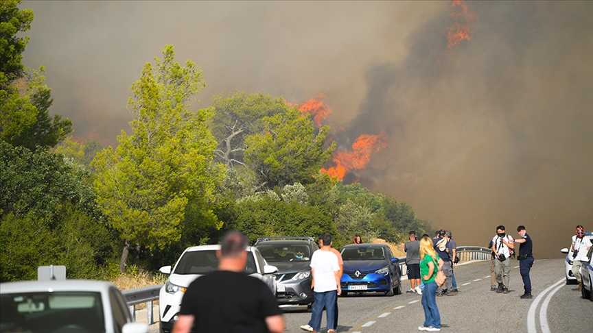 Yunanistan’daki orman yangınları tüm çabalara rağmen kontrol altına alınamıyor