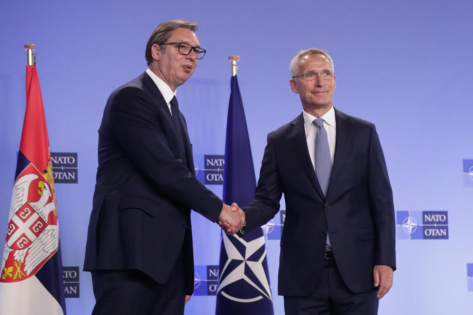 NATO Genel Sekreteri Stoltenberg ve Sırbistan Cumhurbaşkanı Vucic Kosova’nın kuzeyindeki durumu görüştü