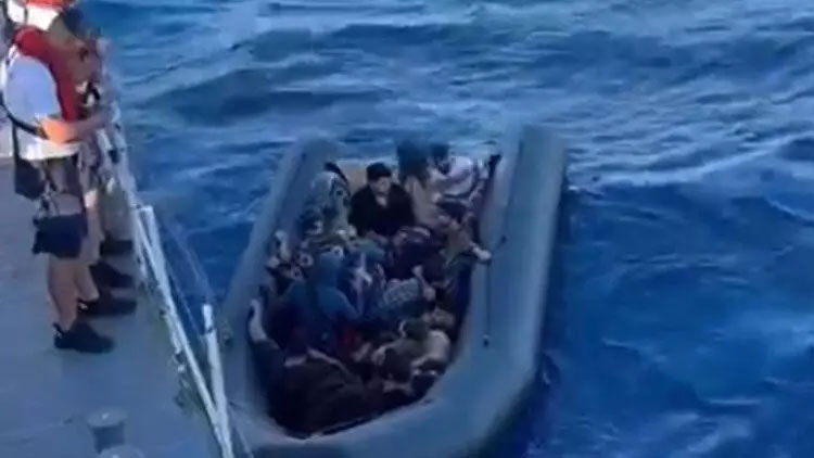 Yunanistan’ın geri ittiği 25 göçmen kurtarıldı