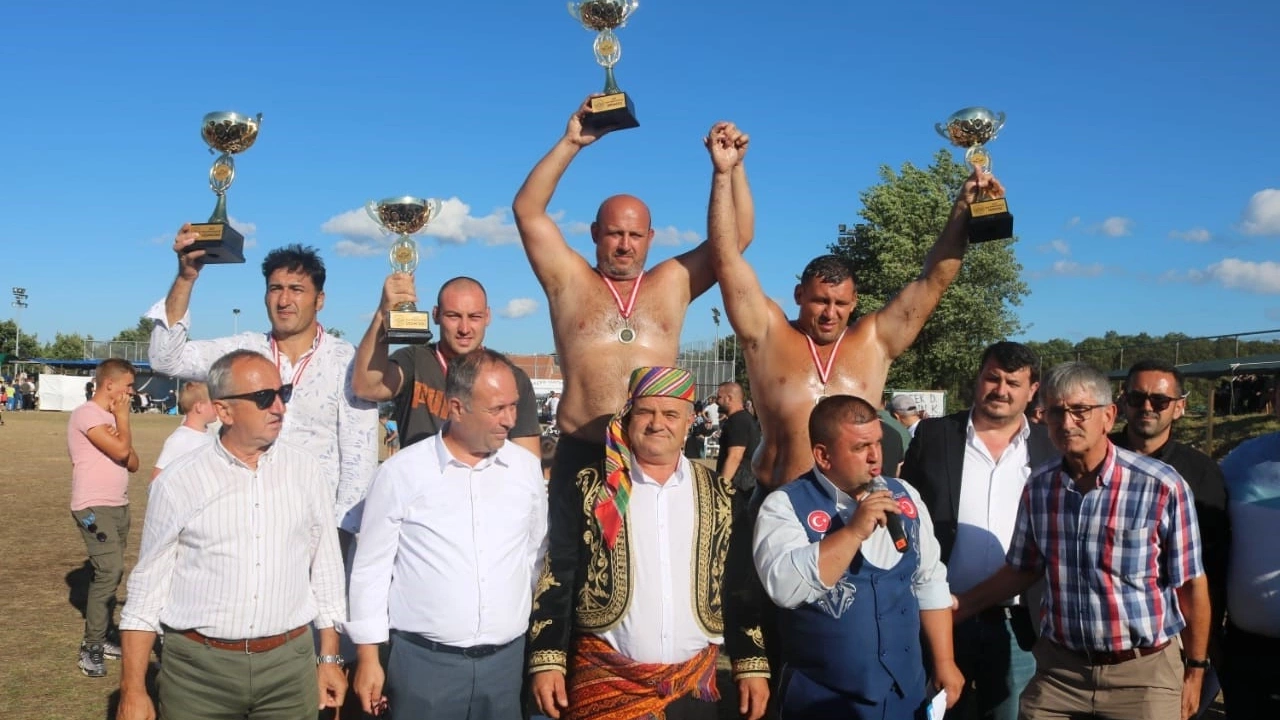 Hasan Zeybek Yunanistan’da Seçek Yağlı Güreşleri’nde birinci oldu