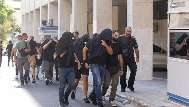 Yunanistan’da gözaltındaki taraftarların ifade vermeye geldiği mahkeme binası önünde arbede