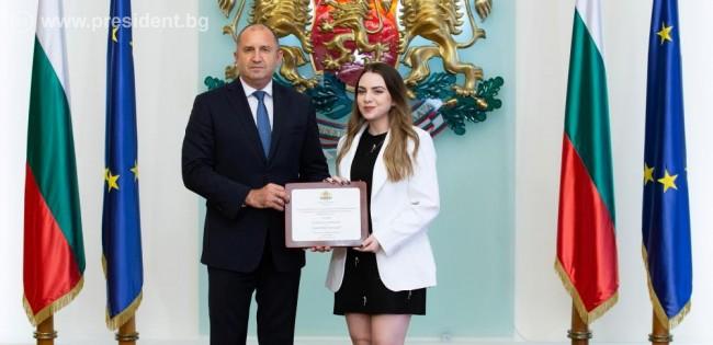 Bulgaristan Cumhurbaşkanı Radev, Nurgül Salimova’yı Devlet Başkanı’nın onursal plaketi ile onurlandırdı