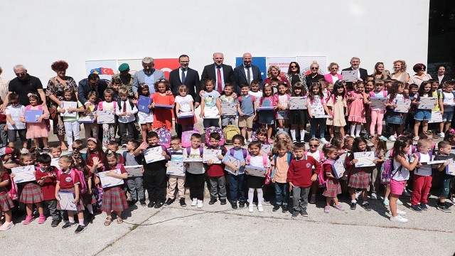Türkiye’den Kosova’da Türk dilinde eğitim gören çocuklara tablet hediyesi
