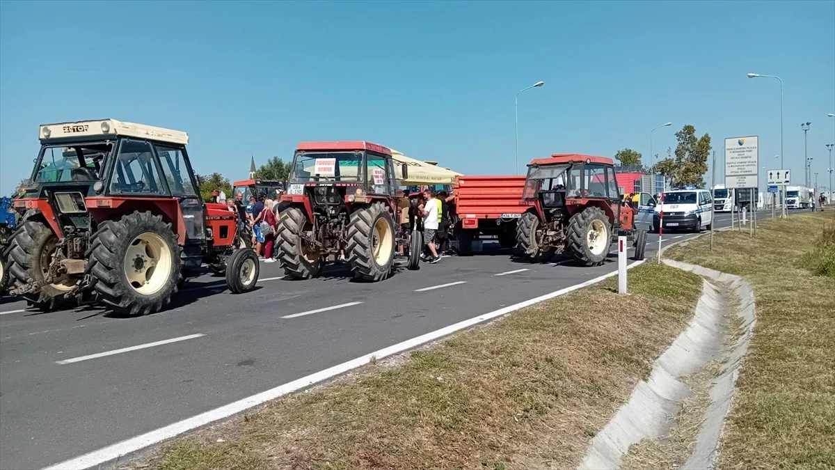 Bosna Hersek’te çiftçiler tarım sektöründeki memnuniyetsizliklerini gösteriyle dile getirdi
